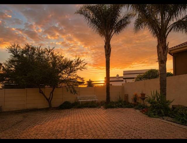 4 BEDROOM HOUSE FOR SALE IN HARTENBOS HEUWELS